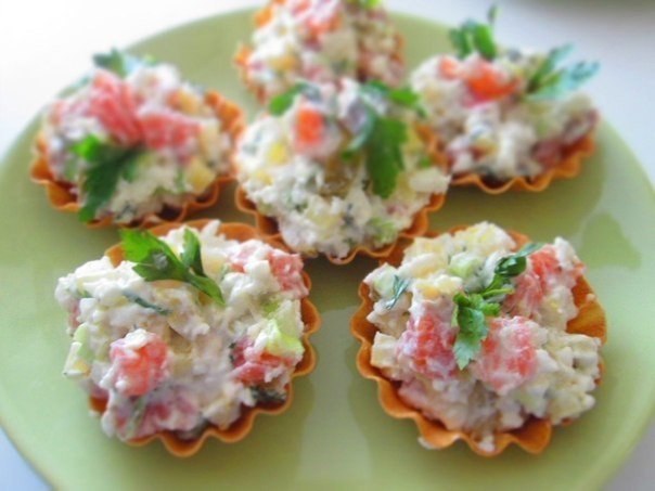Рыбный салат в мини-тарталетках